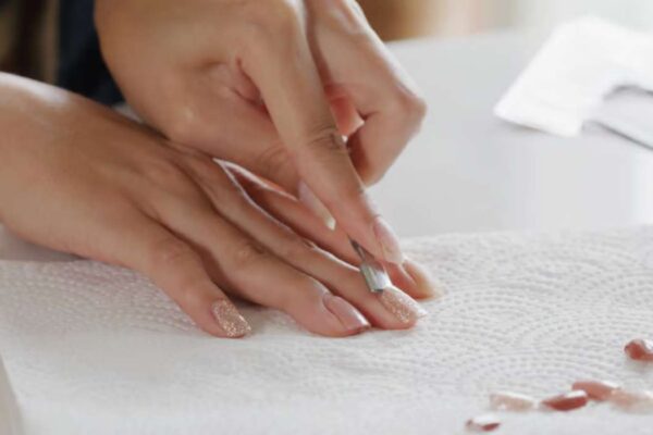 Comment retirer la colle des faux ongles